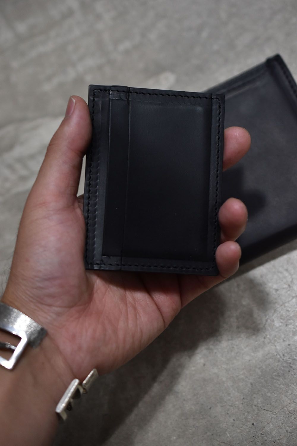 ISAMU KATAYAMA BACKLASH - GUIDI オイルカーフ二つ折り財布