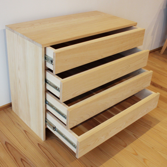 木製ブラウン箪笥 4つの引き出し付き 木製ブラウン箪笥 4つの引き出し