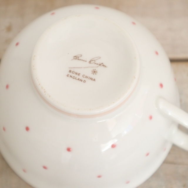 スージークーパー レイズドスポット ピンク ティーカップ＆ソーサー