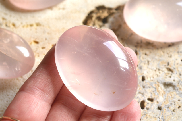 ローズクォーツ守り剣の置物