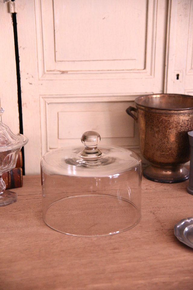 雰囲気あるガラスのケーキドーム