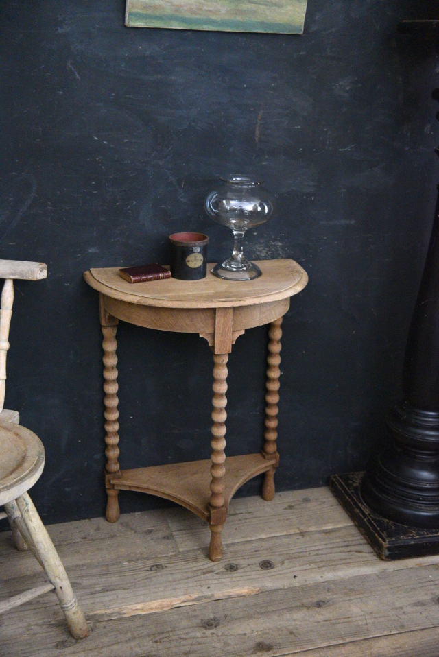 風合いある半円のコンソールテーブル