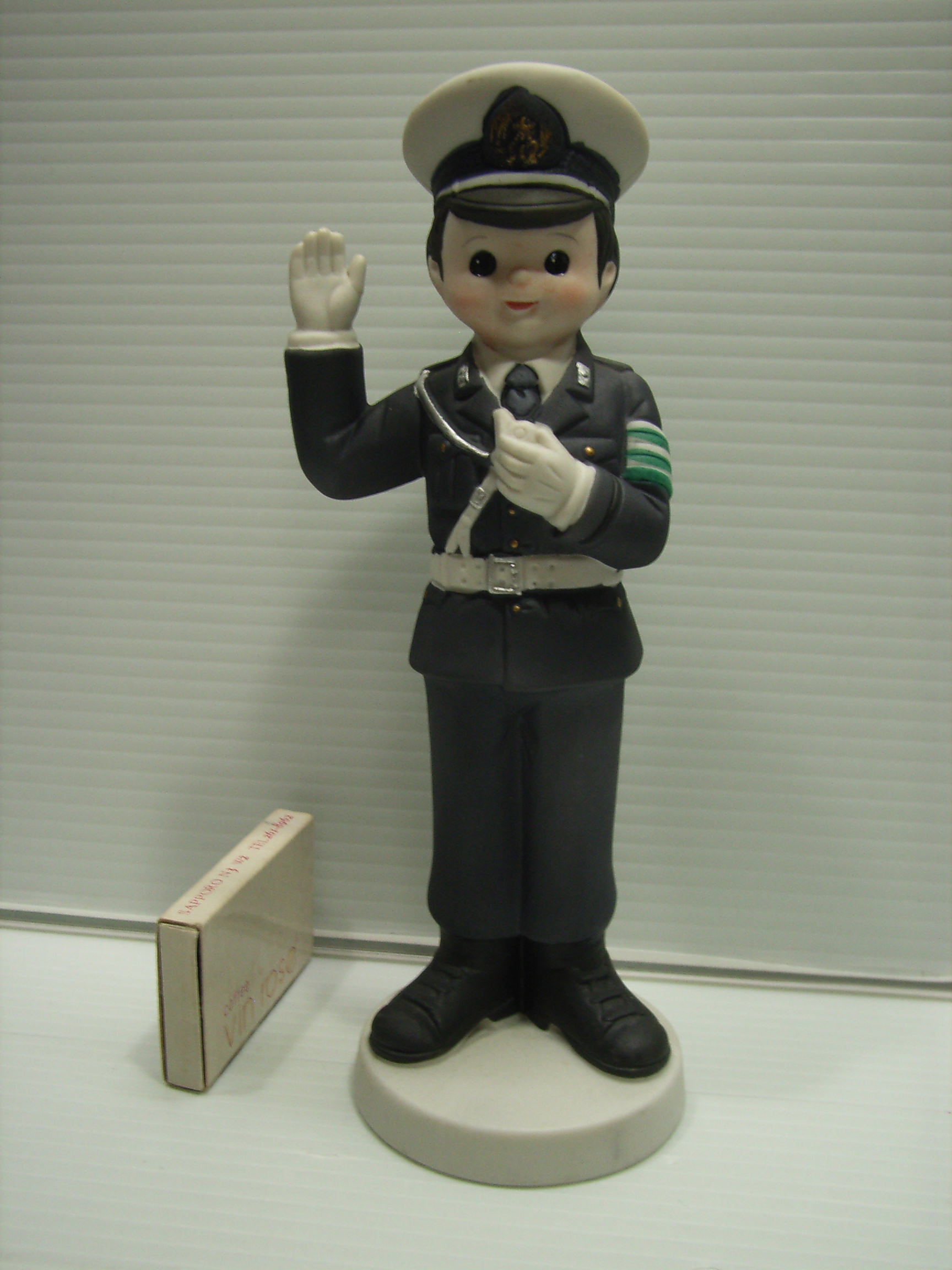 タヌキの警察官 陶器 約32cm 【公式通販】