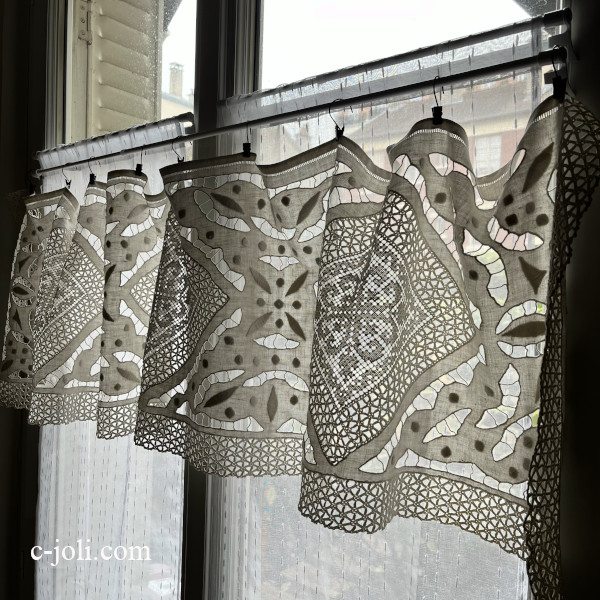 アンティークフランス 天使のフィレレース アイレット草花刺繍タッセル