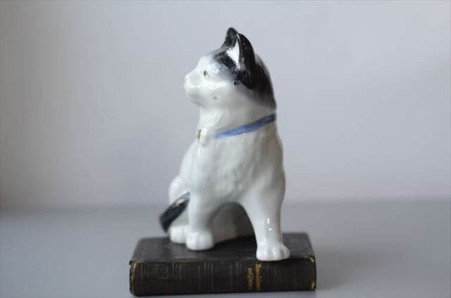 白磁 猫 明治の瀬戸輸出磁器 里帰り品 古道具 アンティーク オブジェ