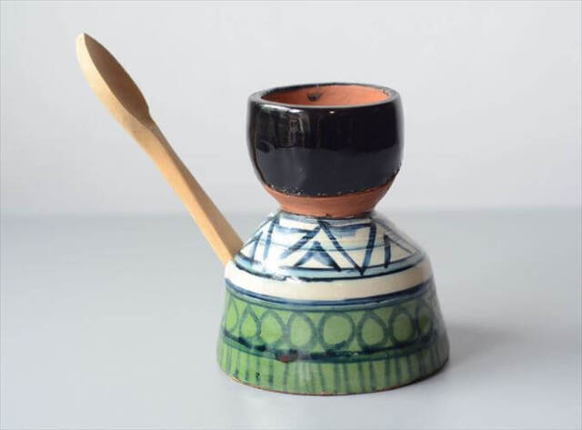 ドイツから かわいい女の子のエッグカップ エッグスタンド 木の