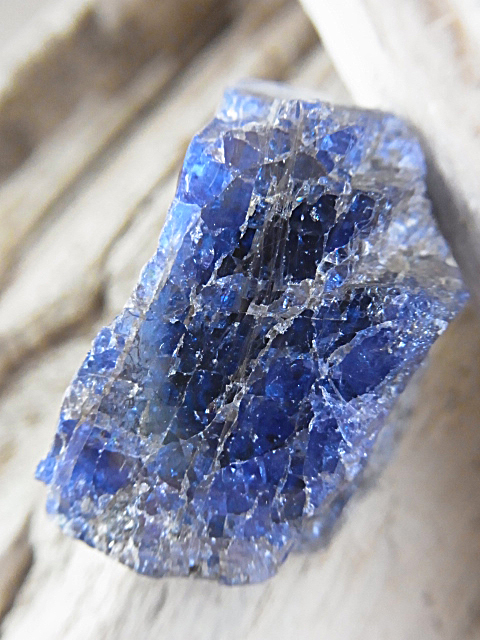 タンザニア産天然タンザナイト・原石 TNZ002