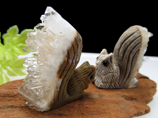 手乗りサイズ！ メノウ(瑪瑙) りす 彫刻置物 幅約40mm 重さ約27g 人間