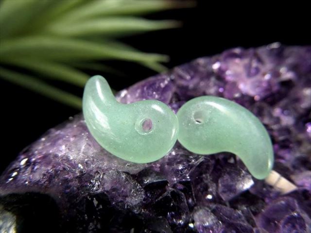 1個売り Sサイズ アベンチュリン勾玉(まがたま) 縦約14mm×横約9mm インド産