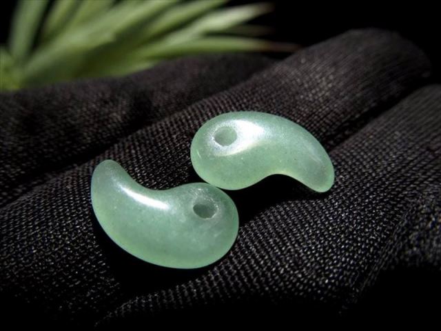 1個売り Sサイズ アベンチュリン勾玉(まがたま) 縦約14mm×横約9mm インド産