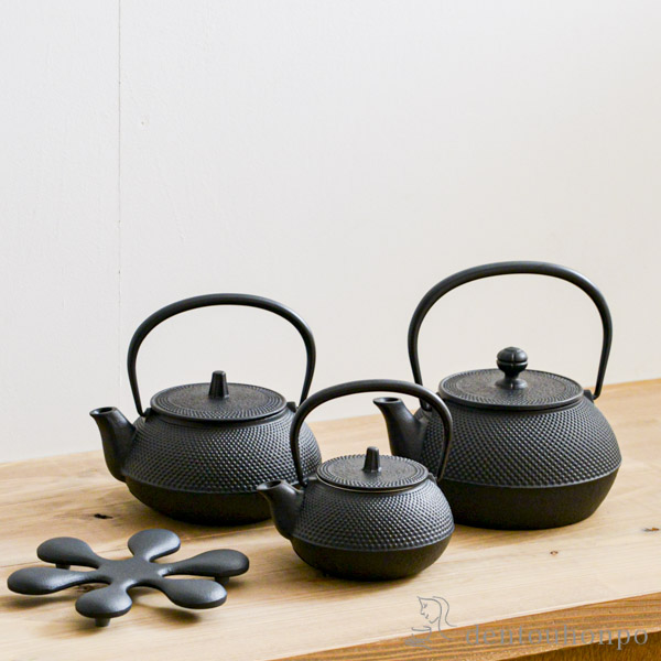 送料無料】 鉄瓶 7型 特製アラレ紋 内面釜焼・外面黒焼付仕上げ IH対応