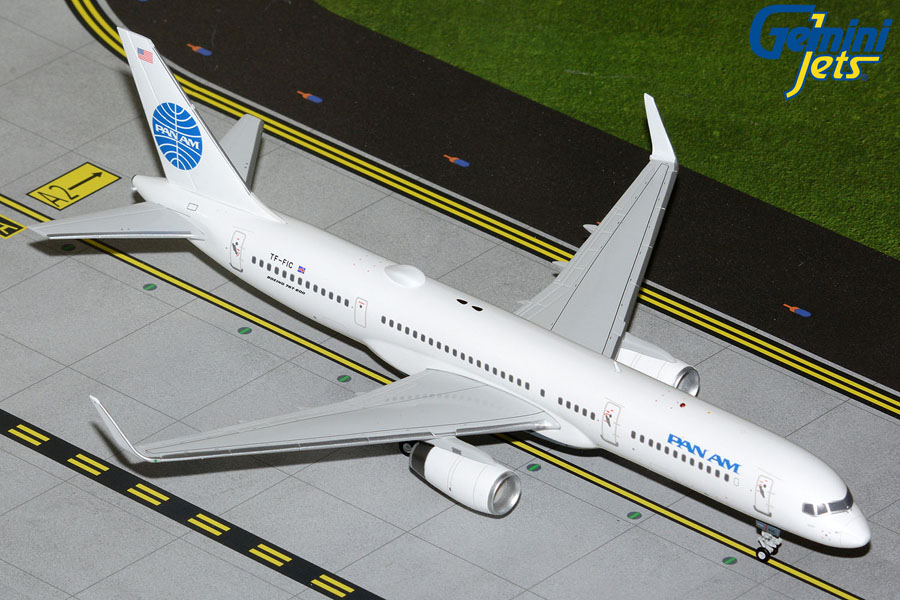 美品]PACMIN B777-200ER アメリカン航空 台座付き 1/200 美品]PACMIN