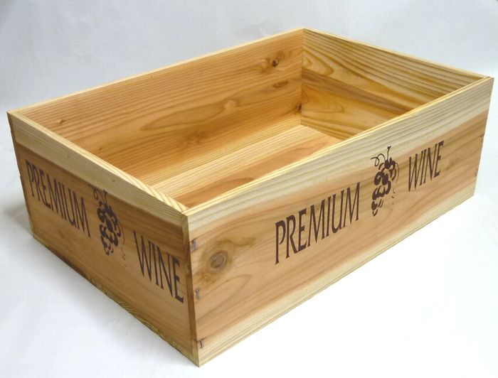 ワイン12本用サイズの木箱です。
