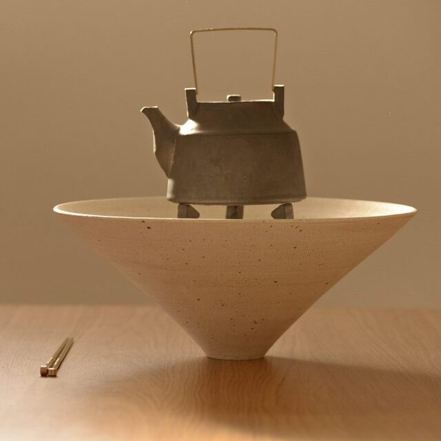 火鉢】江戸火鉢 欅の見事な木目 酒を燗できる鉄瓶と五徳が一体化 備長