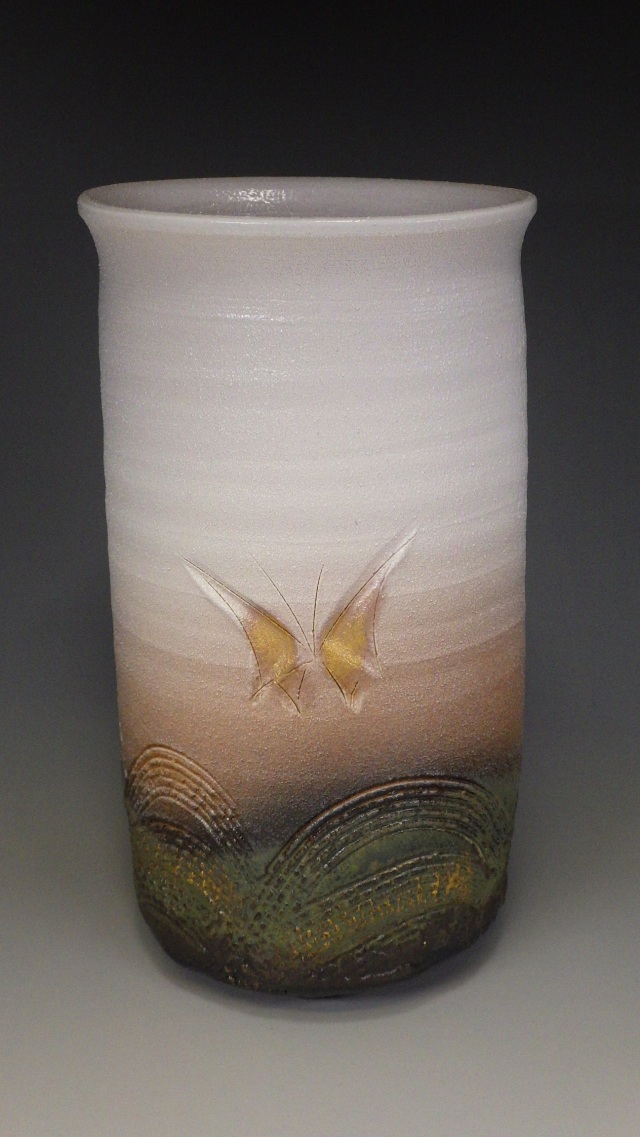 加藤しょう（赤津焼釉彩蝶文花入れ）