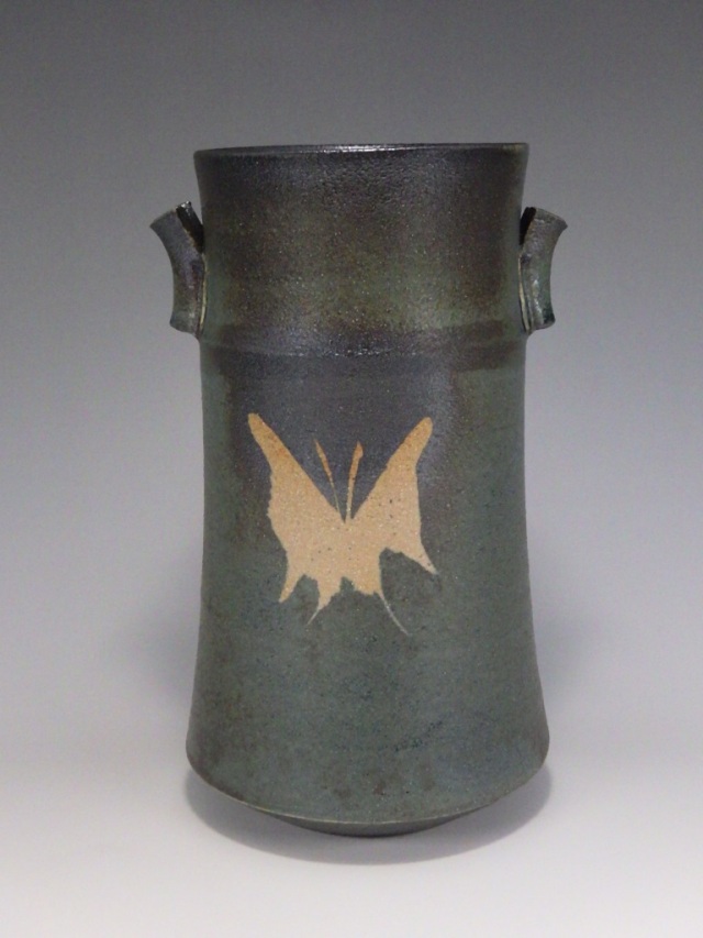 加藤しょう（蒼釉蝶文花入れ）