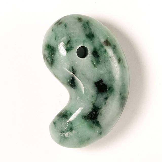 圧砕翡翠・透過】糸魚川翡翠輝石・勾玉 約8.5g（新潟県糸魚川産）