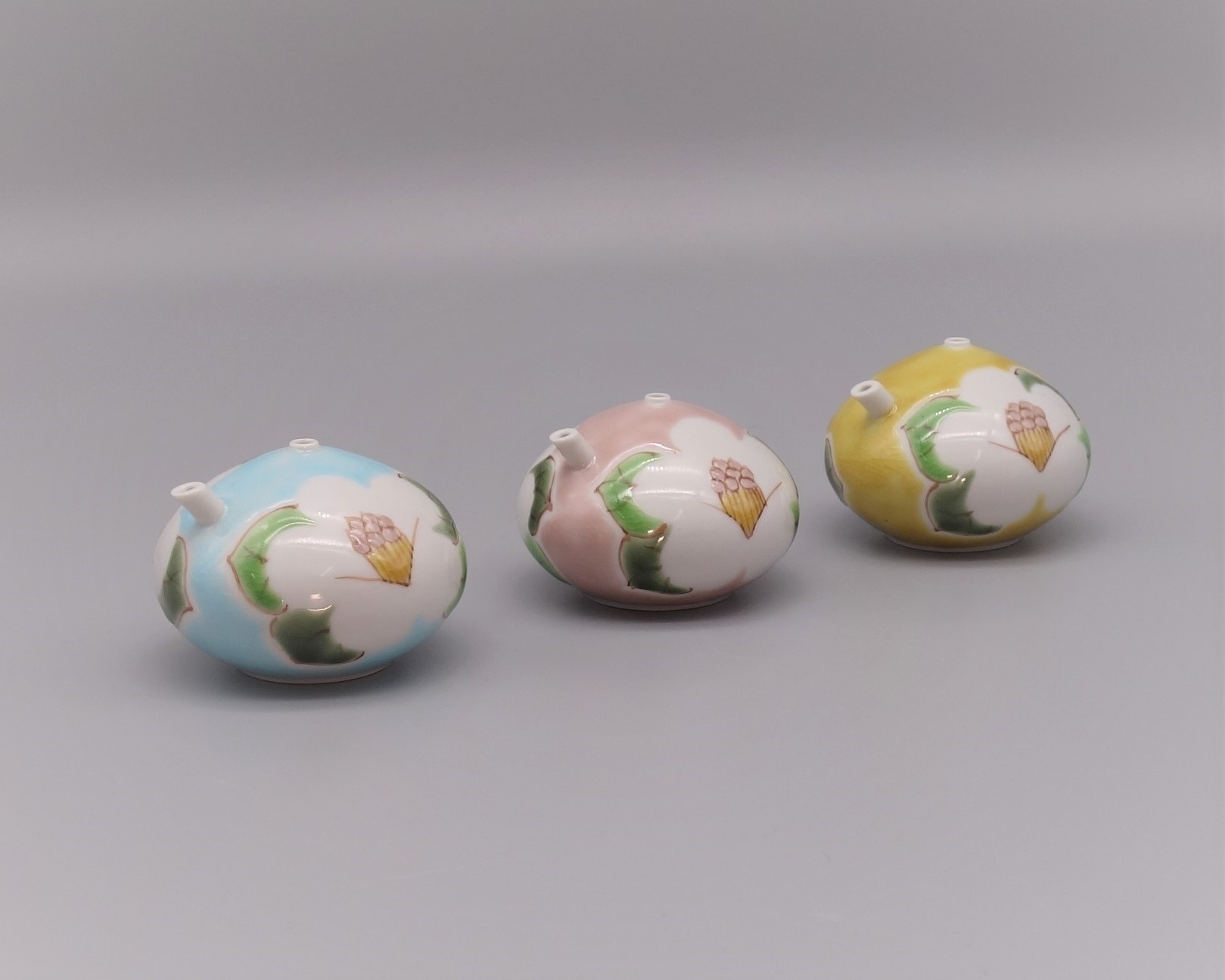 九谷後手水注椿絵