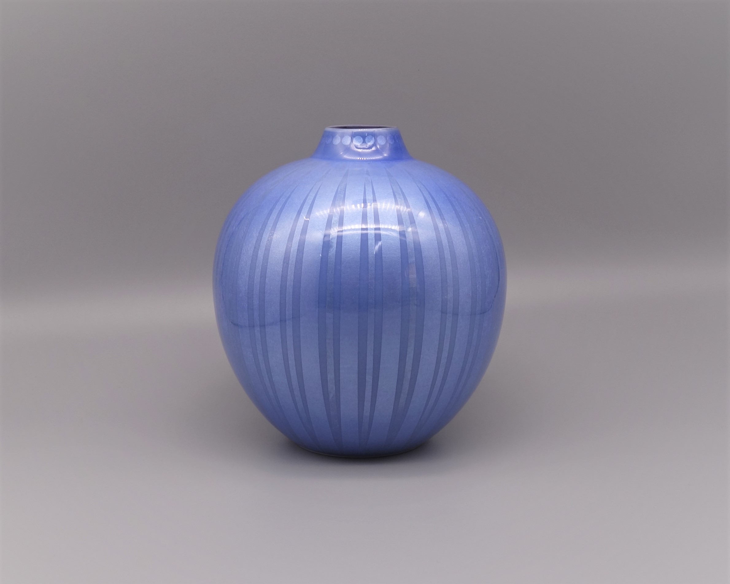 花瓶（6号） 淡青釉裏銀彩線文 [ 中田一於 ]