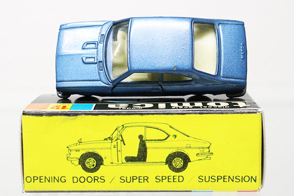 香港トミカ】マツダ カペラ2ドアクーペ／青／グリル造型あり 香港
