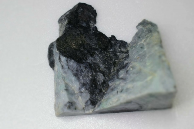 糸魚川産 黒 翡翠原石