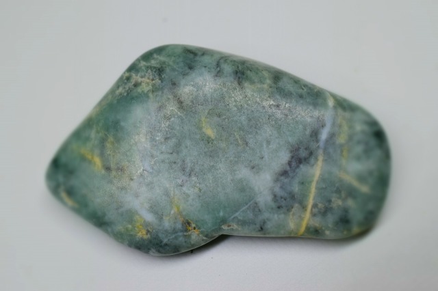 糸魚川 翡翠原石 緑 アイス 糸魚川 翡翠原石 緑 アイス 糸魚川 翡翠