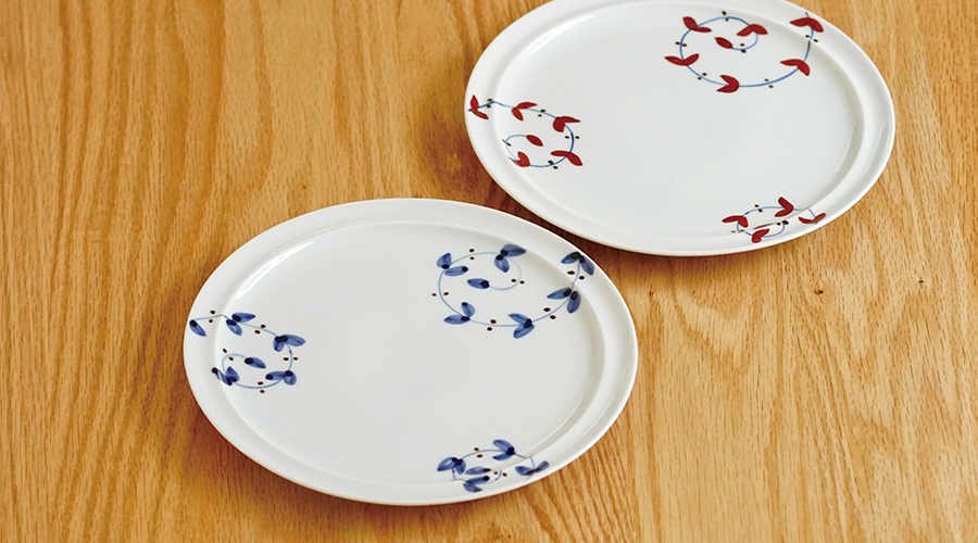 有田焼 皓洋窯 「サビ唐草リーフ7寸リムプレート（青・赤）」 大人の