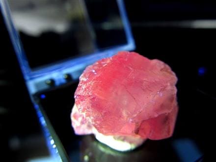 ☆採掘量極僅か！激レア産地☆特徴的な希少赤色蛍光!!☆目を奪われる