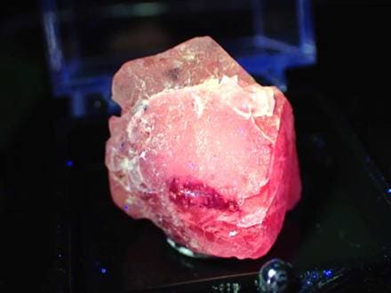 ☆採掘量極僅か！激レア産地☆特徴的な希少赤色蛍光!!☆目を奪われる