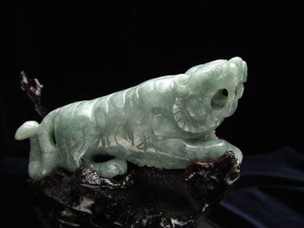 バイヤー厳選!!】◇高品質翡翠原石使用◇極みの一刀繊細彫刻