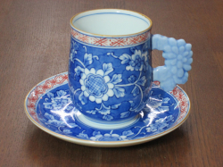 有田焼 華山萬右衛門 染錦渕地紋唐草 コーヒー碗皿