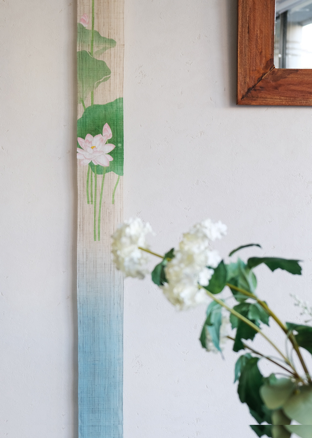 手染め麻細タペストリー「蓮一輪」 [京都洛柿庵オンラインショップ]