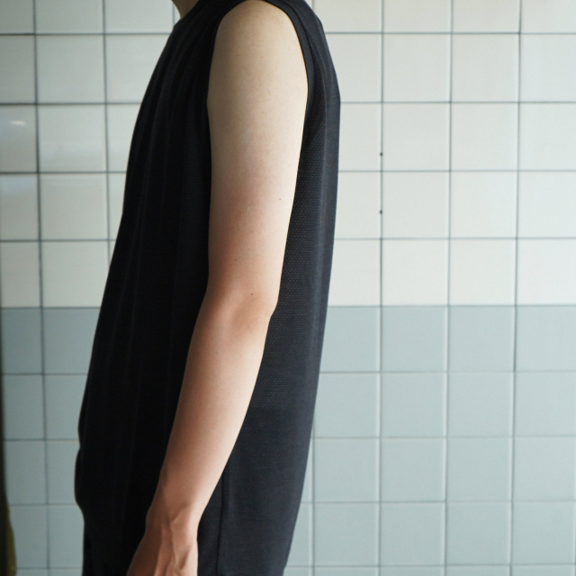 COMOLI ウールメッシュ ノースリーブ CHARCOAL
