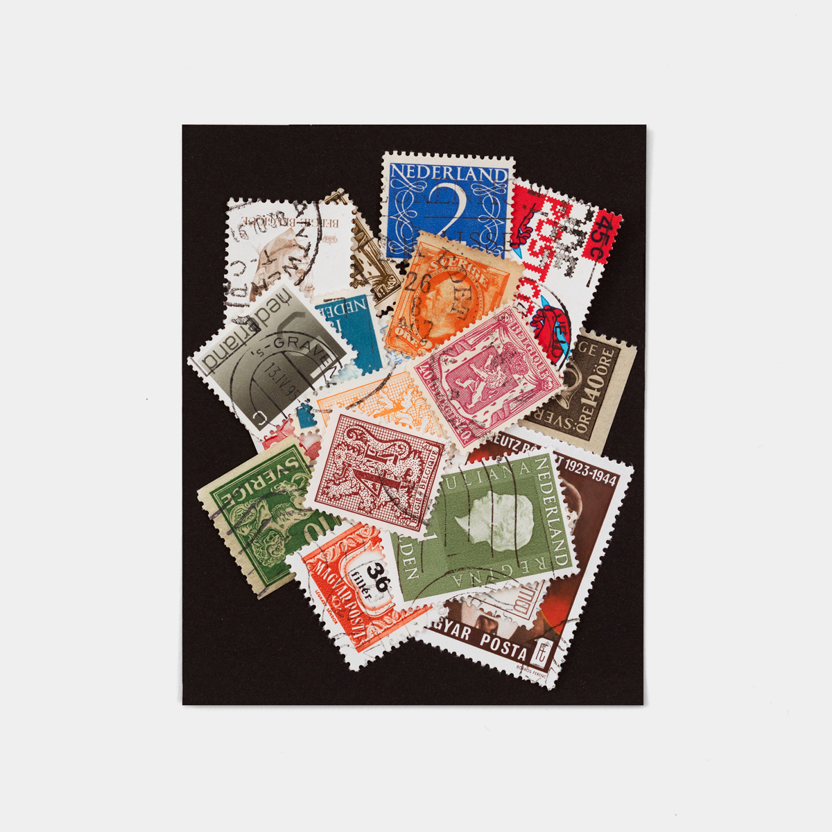 使用済み切手アルバム。【外国切手も混じっています 昭和ノスタルジー