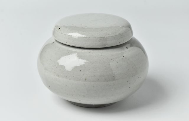 日高伸治 20 青白磁蓋付薬壺 豆 ｜ 暮らしのうつわ花田 和食器 通販