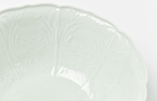 宮岡麻衣子 17 白磁陽刻牡丹文深鉢 ｜ 暮らしのうつわ花田 和食器 通販