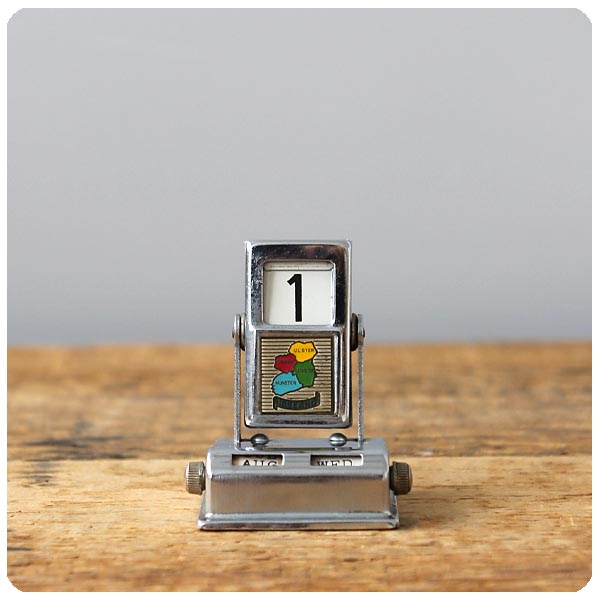 イギリス アンティーク メカニカルカレンダー 小さな卓上カレンダー