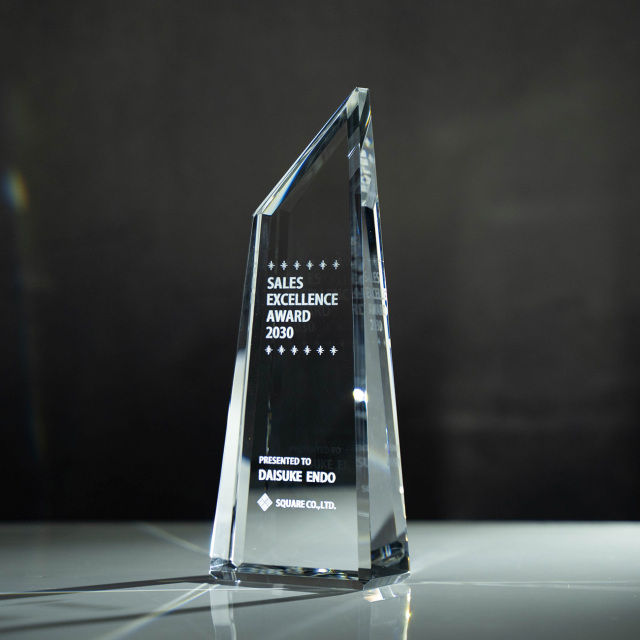 クリスタルトロフィー 内部レーザー彫刻《XC-L-0108_Cサイズ》(高さ