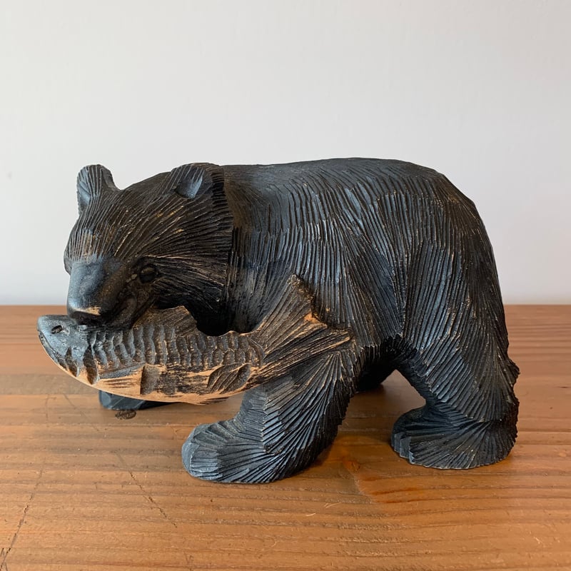 北海道の熊とサケの木製置物