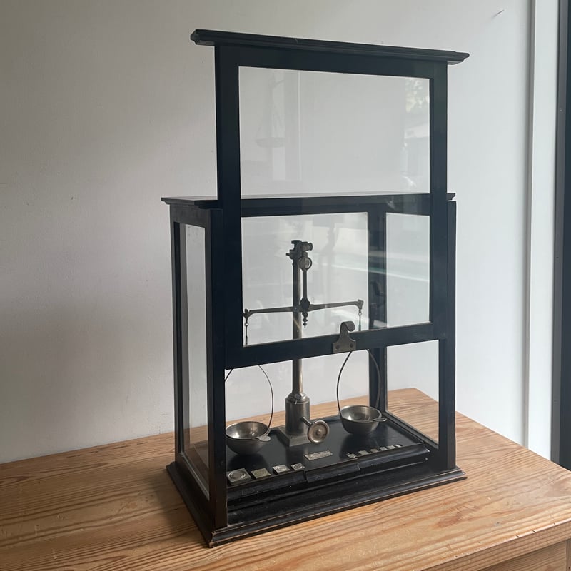 ガラスケースの天秤 | antiques miyawaki modern