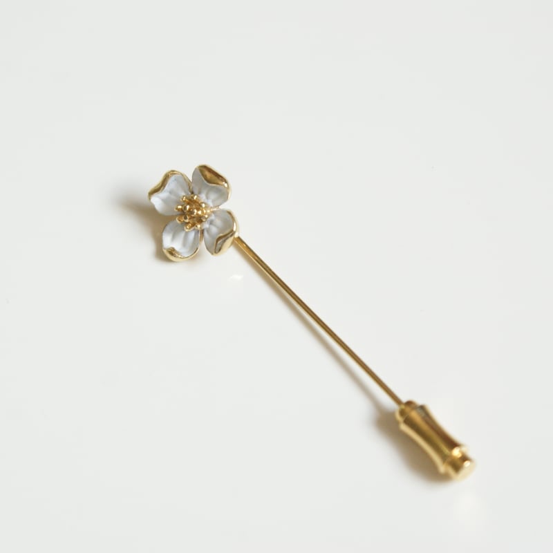 TRIFARIトリファリ ハナミズキ ホワイトエナメル ピンブローチ