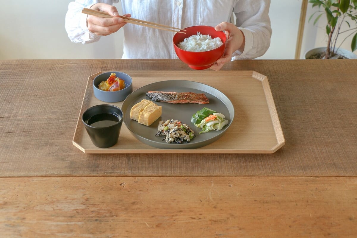 どっしり刳り貫き木地に深みある溜塗の美しいお膳3点（検越前塗敷板