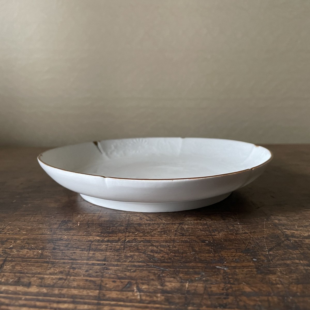 古伊万里 白磁陽刻皿(柿右衛門様式) A / 江戸時代 | フルミナ