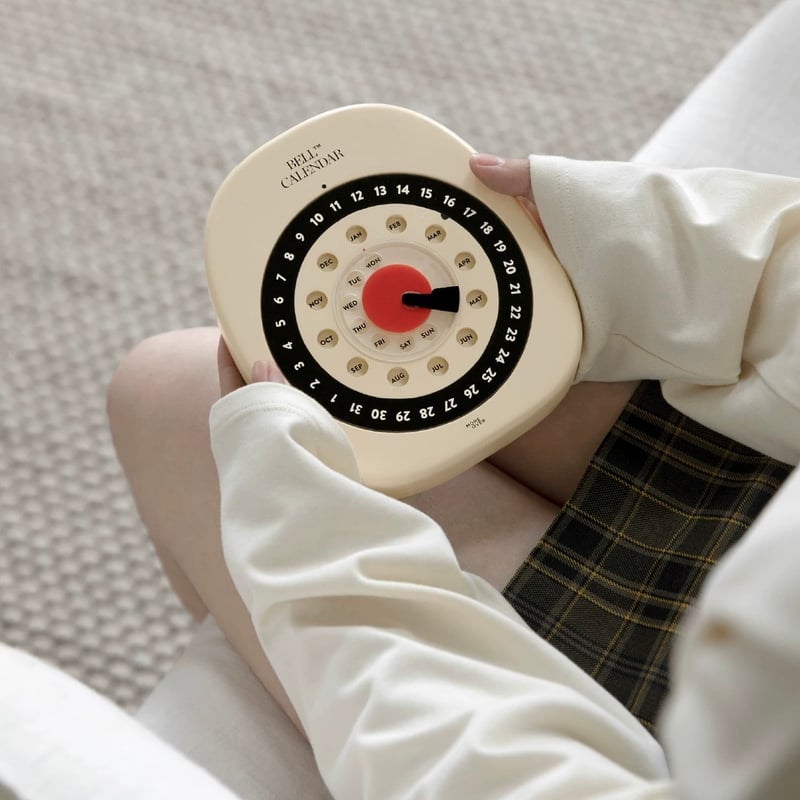 赤とシルバーの、日付カウンター万年カレンダー 赤とシルバーの、日付