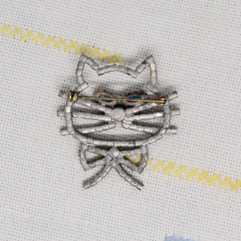 チェコ ガラスラインストーンブローチ 青い目の猫さん | Kitten Blue