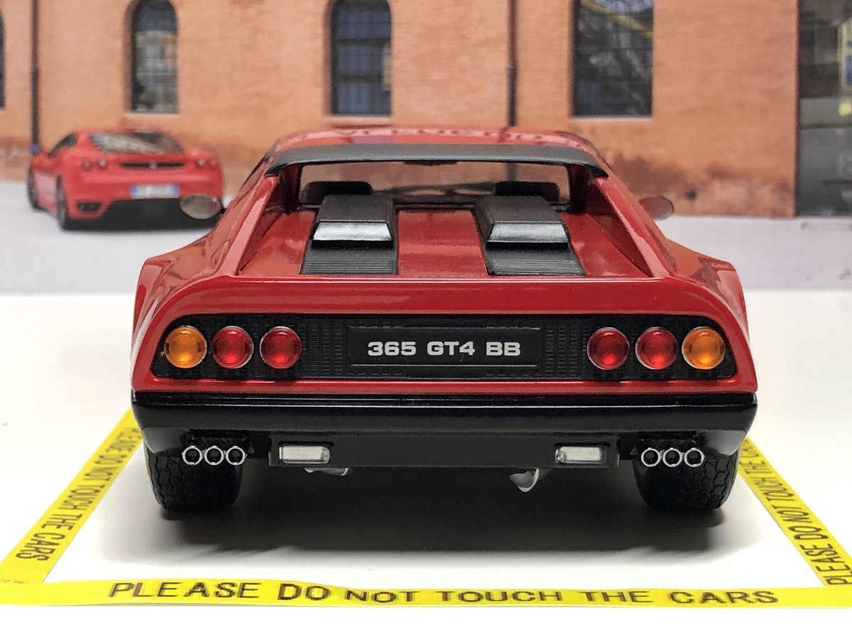 Ferrari 365 GT4 ミニカー 1/24 レッド Kyosho 1/64 Ferrari