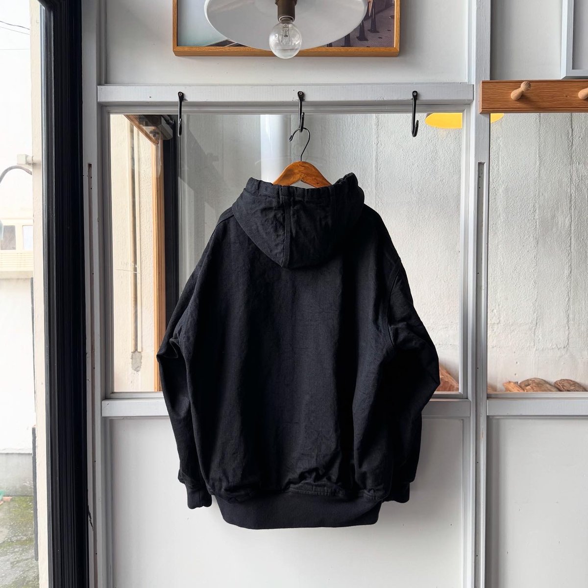 COMOLI ブラックデニム ジップパーカ | Less Higashikawa