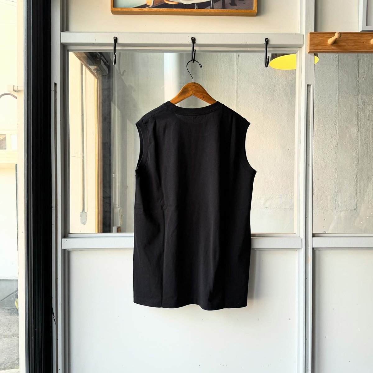 COMOLI コットンジャージ ノースリーブ | Less Higashikawa