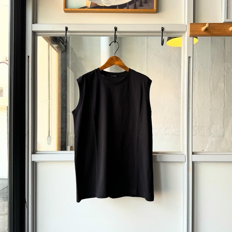 COMOLI コットンジャージ ノースリーブ | Less Higashikawa