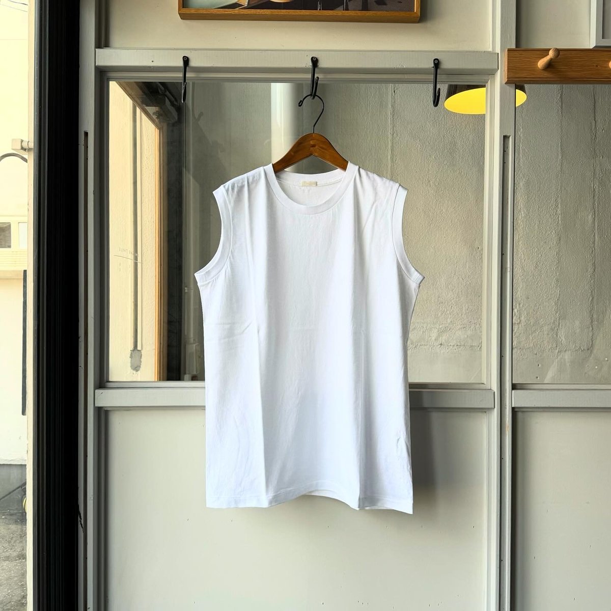 COMOLI コットンジャージ ノースリーブ | Less Higashikawa